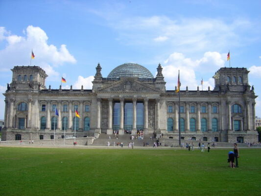 Σχολές Καπάτου Το κτήριο της γερμανικής Βουλής