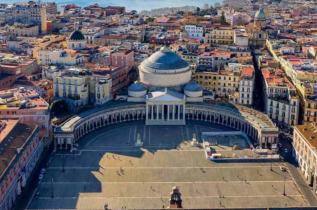 Piazza-del-Plebiscito-a-Napoli